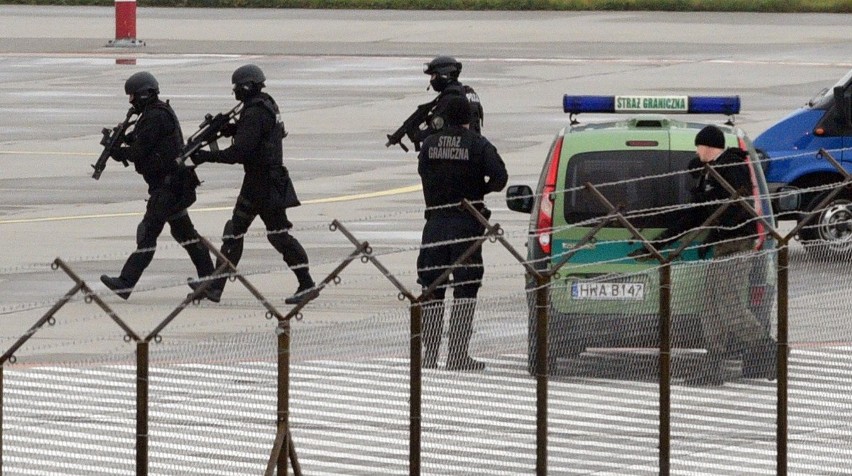 Alarm terrorystyczny: porwany samolot wylądował na Lublinku [ZDJĘCIA]
