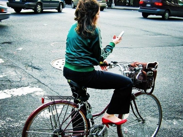 Połowa nastolatków korzysta z komórki na rowerze lub za kierownicą