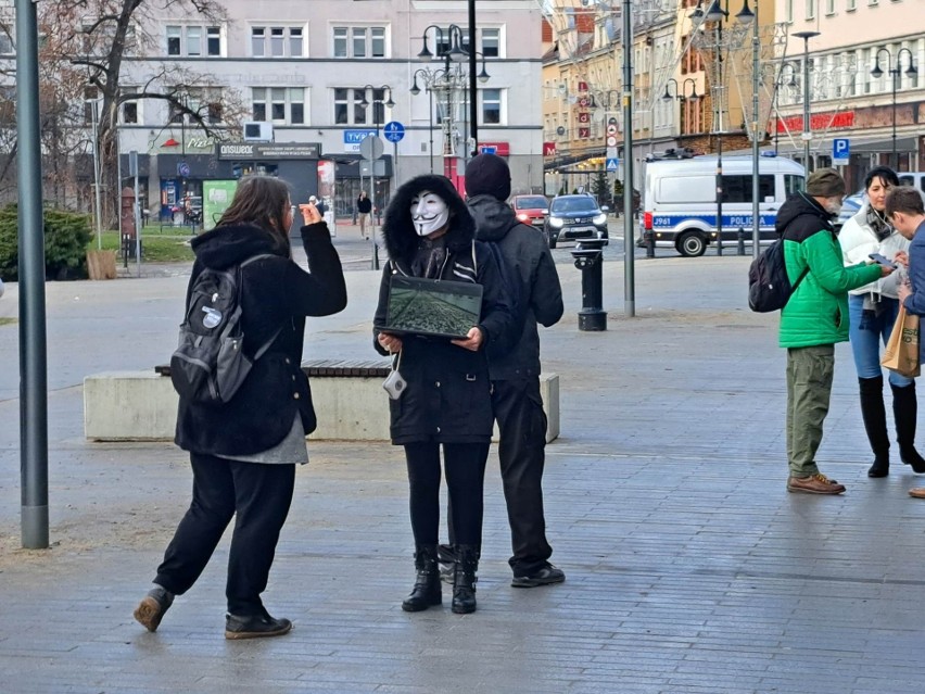 Anonimowi aktywiści starali się przekonać przechodniów do...