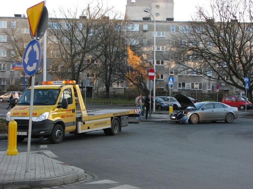 Wrocław: Utrudnienia na rondzie Havla. Audi blokuje jeden pas [FOTO]