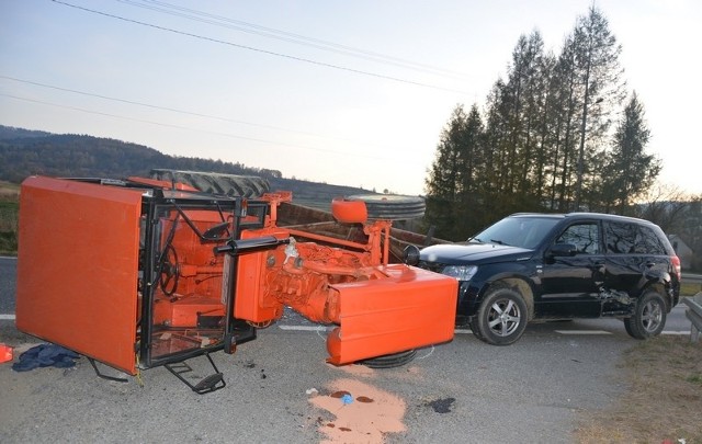 W miejscowości Iwla, w powiecie krośnieńskim, ciągnik rolniczy zderzył się z osobowym suzuki. Samochód uderzył z taką siłą, że traktor przewrócił się na bok. Zobaczcie zdjęcia.