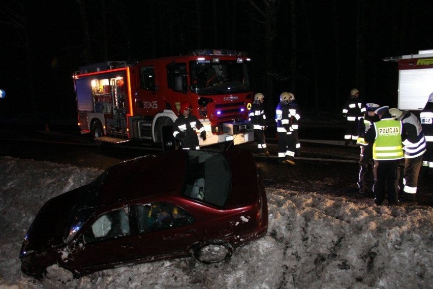 Nissan dachował w rowie.