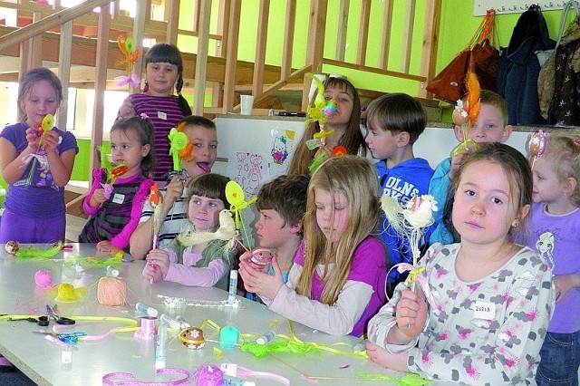 Maluchy prezentują pisanki i ozdoby świąteczne, jakie wykonały podczas zajęć w ramach Ferii Wielkanocnych, zorganizowanych przez "Świat Zabaw"