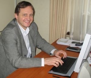 Dariusz Pietrowski od roku 1994 związany z zespołem Centrum Wolontariatu w Warszawie, współtworzył koncepcję i strategię rozwoju dla unikalnej wówczas w Polsce inicjatywy - Centrum Wolontariatu. Brał udział w powstaniu Sieci Centrów Wolontariatu w Polsce.