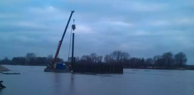 Część prac wykonywana jest ze specjalnej barki zacumowanej na rzece.