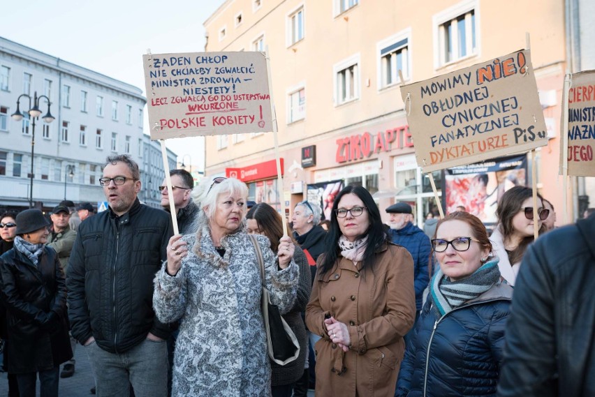 Protest w Opolu. Według policji manifestujących było około...