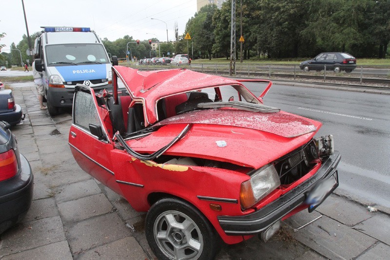 Wypadek opla na ul. Paderewskiego. Kierowca i pasażer w szpitalu [zdjęcia]