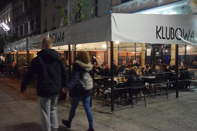 Tak wyglądał ostatni dzień działalności klubów i restauracji przy Mariackiej w Katowicach 23 października Zobacz kolejne zdjęcia/plansze. Przesuwaj zdjęcia w prawo - naciśnij strzałkę lub przycisk NASTĘPNE