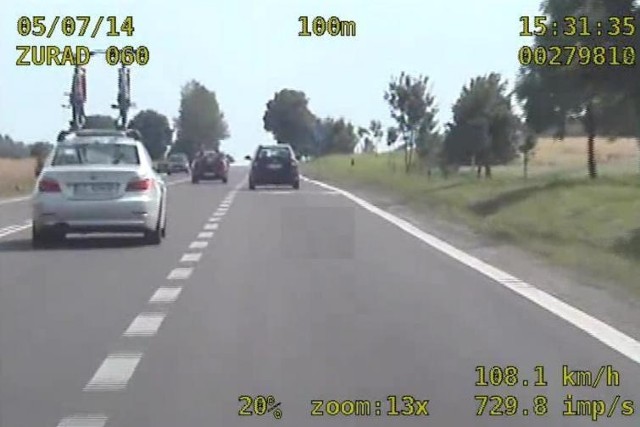 Kierowca Skody Octavii wyprzedza z prawej w niedozwolonym miejscu i przekracza dopuszczalną prędkość