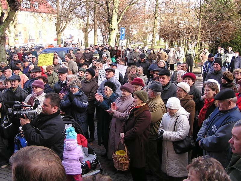 Przed miasteckim ratuszem rozsierdzeni mieszkancy....