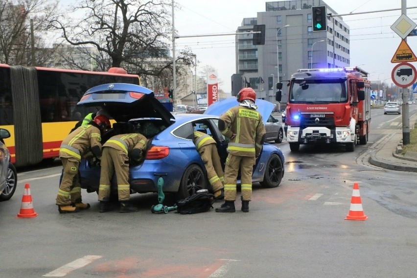 Wypadek na ul. Strzegomskiej we Wrocławiu. Audi zderzyło się z bmw. Duże utrudnienia [ZDJĘCIA]