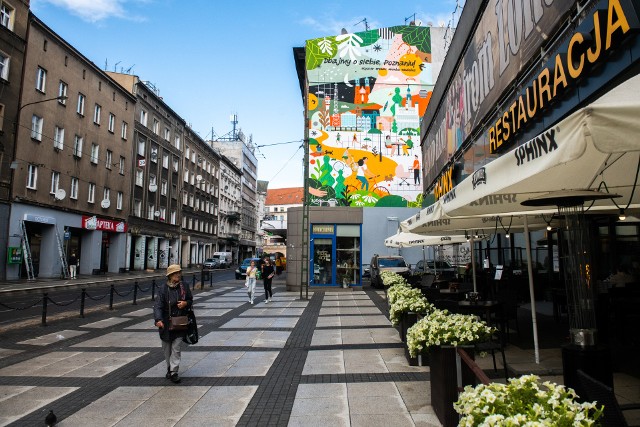 Przy ulicy Gwarnej w Poznaniu można podziwiać nowy mural. Żabka stworzyła go w ramach zadouśćuczynienia za nielegalny mural, który w lipcu powstał na budynku przy ul. Szyperskiej. Nowe dzieło ma ekologiczne przesłanie i powstało przy użyciu ekologicznych farb. "Dbajmy o siebie, Poznaniu! #spacer #rower #bimba #autobus" - głosi hasło na ścianie budynku nieopodal ul. Święty Marcin. Przejdź dalej i zobacz, jak prezentuje się mural --->