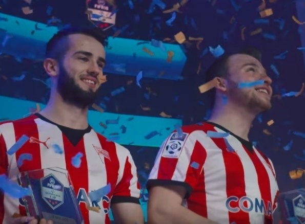 Mateusz Wdowiak i Bartosz Jakubowskiw barwach Cracovii z trofeum FIFA 2018 Ekstraklasa Cup