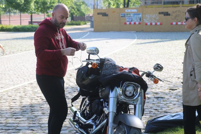 Bezbrudna wyspa we Wrocławiu. Sutryk posprzątał ją razem ze studentami (ZDJĘCIA)