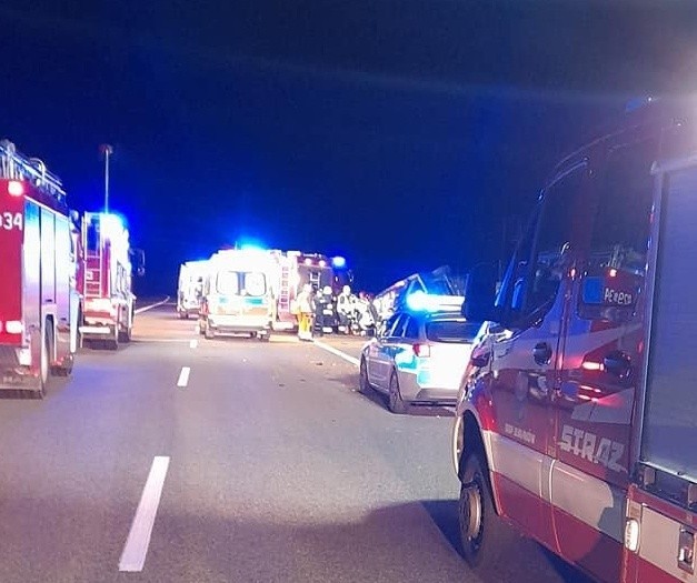 Wypadek na A4 w Woli Wielkiej w powiecie dębickim. Bus zderzył się z Żukiem, do szpitala przetransportowano 10 osób! [ZDJĘCIA]