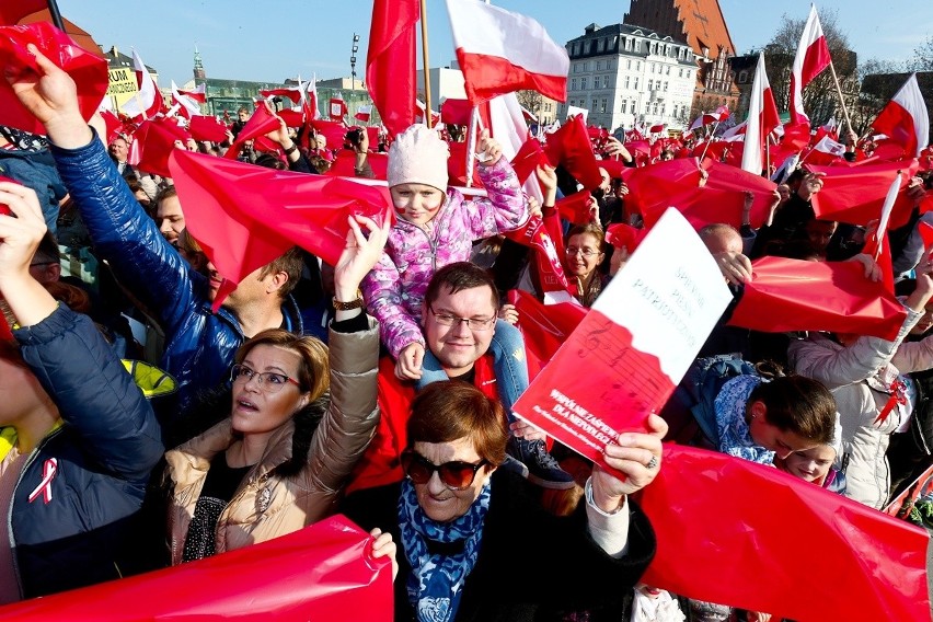 Radosna Parada Niepodległości przeszła przez Wrocław [ZDJĘCIA]