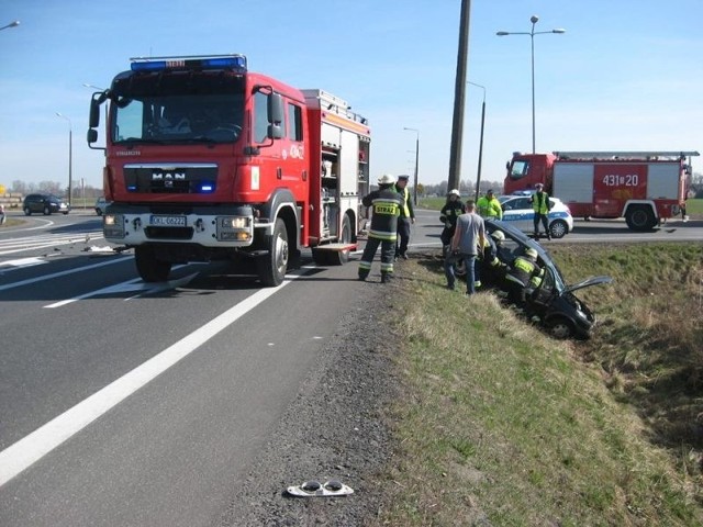 Na obwodnicy Kluczborka w Ligocie Górnej, na skrzyżowaniu drogi krajowej nr 11 z drogą krajową nr 45, doszło do groźnego wypadku. Kobieta kierująca oplem corsą z niewyjaśnionej przyczyny wyjechała z drogi podporządkowanej wprost pod najeżdżający samochód ciężarowy marki DAF. Jedna poszkodowana osoba (jadąca oplem corsą) została zabrana do szpitala.