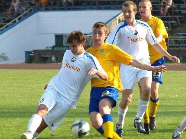 W tamtym roku juniorzy młodsi Stali Mielec (biało-niebieskie stroje) w drugiej rundzie eliminacji do MP w dwumeczu musieli uznać wyższość Arki Gdynia. Nz. fragment rewanżowego (przegranego 0-3) meczu w Mielcu. W Gdyni mielczanie wygrali 0-1.