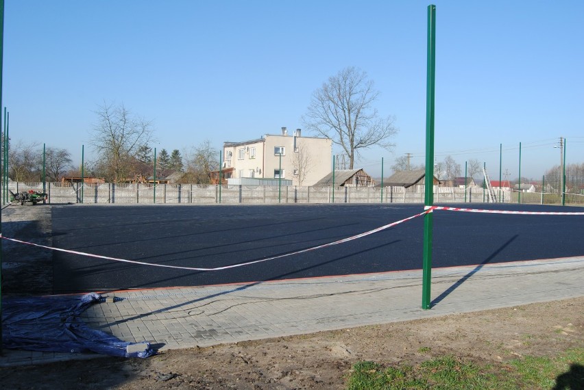 Kompleks sportowy powstaje przy szkole w Bebelnie. Wkrótce zostanie położona sztuczna nawierzchnia 