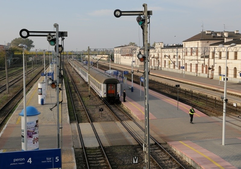 W sobotę odjedzie ostatni bezpośredni pociąg do Warszawy. PKP zamyka tory  (zdjęcia)