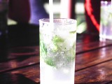 Mojito - najlepszy drink na upalne dni [przepis wideo]