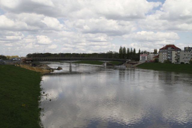 Od soboty zalany jest teren budowy nowego mostu na ul. Niemodlińskiej w Opolu.