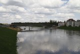 Woda zalała teren budowy mostu na Niemodlińskiej w Opolu [zdjęcia]