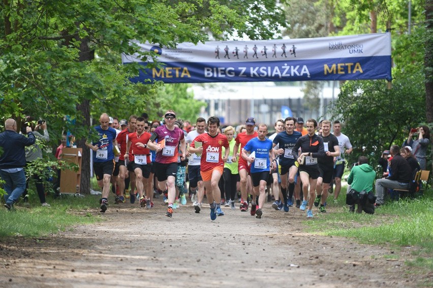 W lasku na Bielanach odbył się V Bieg z książką "Skok do...