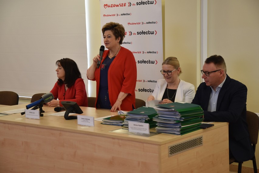 184 projekty w powiatach ostrołęckim i ostrowskim ze wsparciem sejmiku Mazowsza. 7.03.2024 w Ostrołęce podpisano umowy 