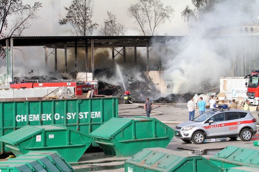 Wielki pożar w sortowni śmieci na Jerzmanowie. Gęsty dym w okolicy