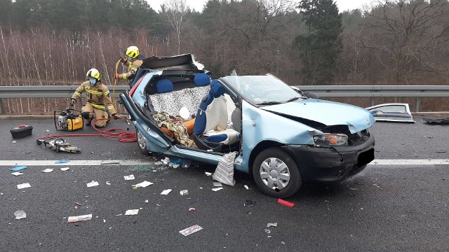 W tył stojącego na pasie awaryjnym fiata punto wjechał opel.