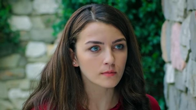 Elif Özkul urodziła się w 1988 roku. Aktorka jest znana z seriali "Przysięga" i "Wieczna miłość"
