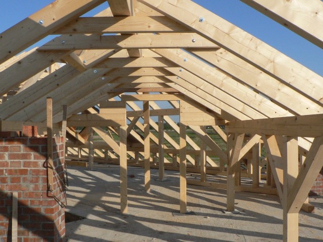 Więźba jest nazywana kręgosłupem dachu. Dlatego tak ważne jest, żeby drewno na więźbę było bardzo dobrej jakości.