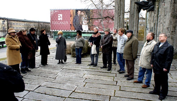 Grupa obrońców ukoronowanego Orła Białego na pomniku...