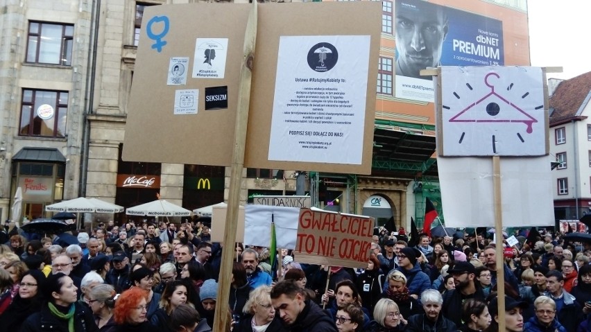 Czarny Wtorek we Wrocławiu. Marsz i protest w Rynku [ZDJĘCIA]