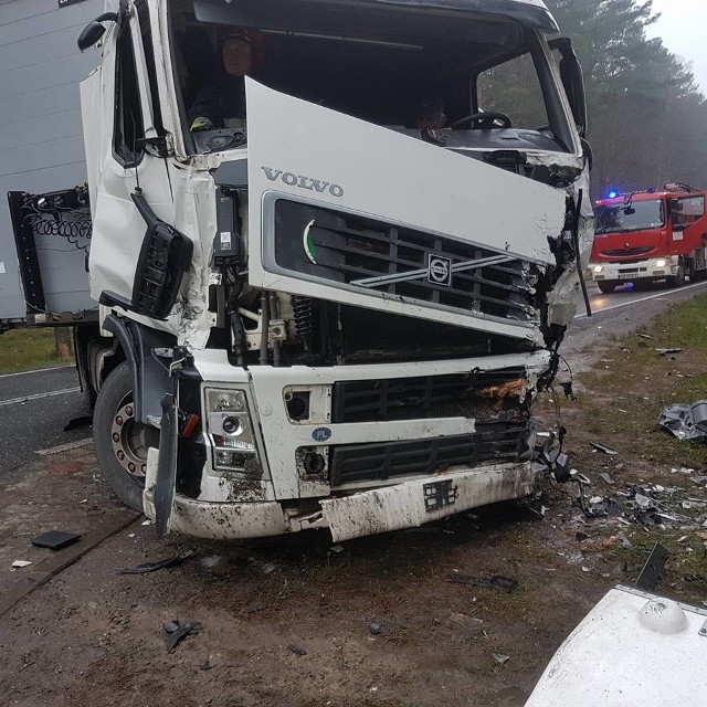 Do zdarzenia doszło na krajowej dziesiątce w Emilianowie (gmina Nowa Wieś Wielka) na skrzyżowaniu z ul. Prądocińską. Zderzyły się trzy samochody dostawcze. Na miejscu pracują strażacy z JRG SPPSP oraz OSP Solec Kujawski. DK10 jest zablokowana.Aktualizacjagodz. 9.50- Poszkodowana w wypadku została jedna osoba, kierowca samochodu przewożącego ryby, kt&oacute;ry jechał z kierunku Fordonu. Jego stan jest ciężki, na miejscu zajmują się nim w tej chwili ratownicy w karetce - m&oacute;wi mł.bryg. mgr inż. Piotr Napiontek, rzecznik prasowy JRG SPPSP. - Są duże utrudnienia w kierunku Stryszka, ruchem kieruje policja, a strażacy starają się udrożnić drogę od strony Makowisk - dodaje nasz rozm&oacute;wca.godz. 10.50- Utrudnienia w ruchu mogą potrwać jeszcze około 2-3 godzin. Objazd od Makowisk kierowany jest ulicą Nowotoruńską w Bydgoszczy. Od strony Stryszka też trzeba kierować się na Bydgoszcz - informuje podkom. Przemysław Słomski z KWP w Bydgoszczy.Ze wstępnych ustaleń policjant&oacute;w wynika, że kierowca ciężar&oacute;wki marki Volvo uderzył w tył pojazdu dostawczego mercedesa, kt&oacute;ry zwalniał. W wyniku uderzenia mercedes zjechał na prawe pobocze, natomiast TIR wjechał na przeciwny pas ruchu i zderzył się czołowo z prawidłowo jadącym samochodem marki VW Crafter.