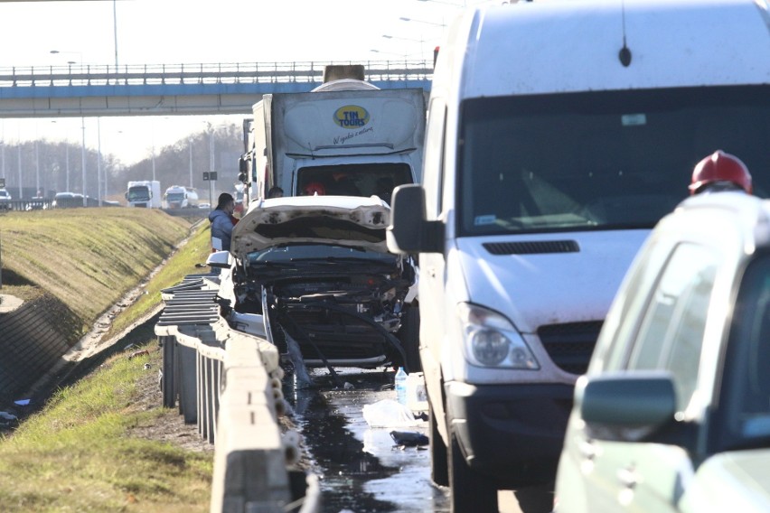 Śmiertelny wypadek na A4 we Wrocławiu. Człowiek spłonął w aucie 