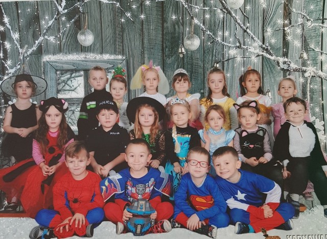 W rzędzie dolnym od lewej: Marcel, Miłosz, Rafał, Kacper, środkowy: Oliwia, Antoś, Zuzia, Frania, Asia, Weronika, Adam, górny: Ada, Kacper, Michasia, Lena, Karolina, Aleksandra, Lena , Zuzia, Adam. Rząd środkowy od lewej: Oliwia, Antoś, Zuzia, Frania, Asia, Weronika, Adam. Rząd górny od lewej: Ada, Kacper, Michasia, Lena, Karolina, Aleksandra, Lena , Zuzia.  