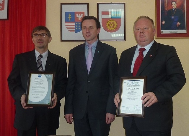 Reprezentant jednostki certyfikującej Piotr Furmanek przekazał Certyfikaty na ręce Starosty koneckiego Andrzeja Lenarta (z lewej) i wicestarosty Bogdana Sobonia ( z prawej).