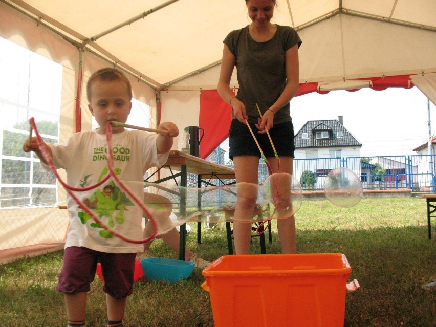 "Dzień odkrywcy" w NSP nr 1 w Grudziądzu. Wielkie bańki w...