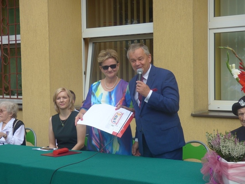 Dyrektor ZS nr 2 Maria Paschek i przewodniczący Rady Powiatu...