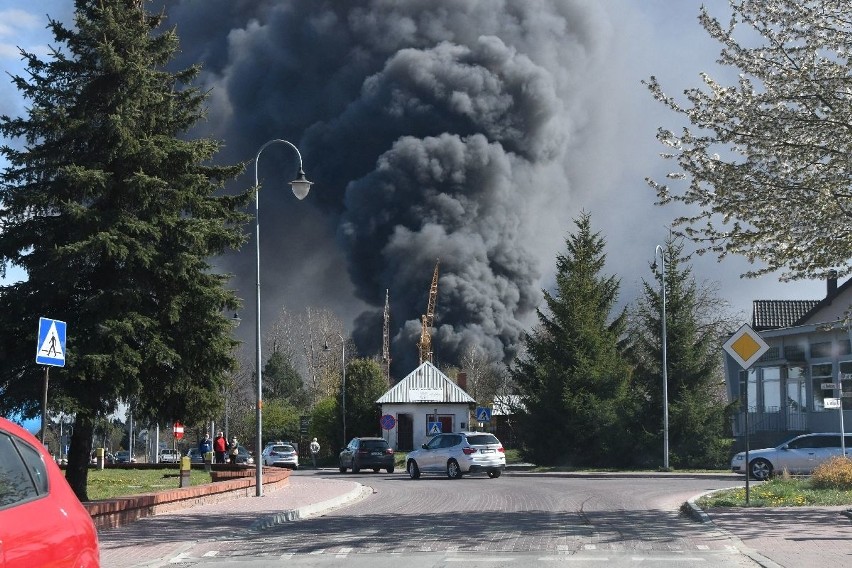 Gigantyczny pożar chemikaliów w Nowinach. Zobaczcie zdjęcia z akcji gaszenia [RAPORT MINUTA PO MINUCIE]