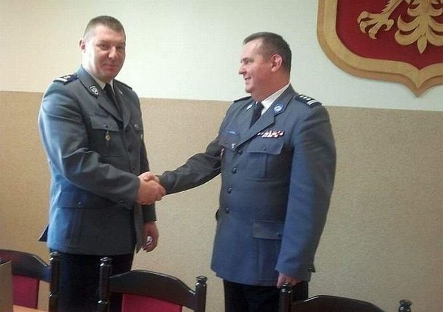 Mł. insp. Robert Marciniak (po lewej) pokieruje komendą w Kolnie.