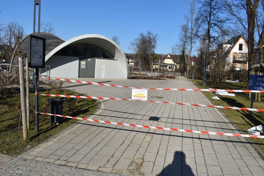 Zakopane. Koniec ze spacerami po parku miejskim. Został zamknięty przez koronawirusa