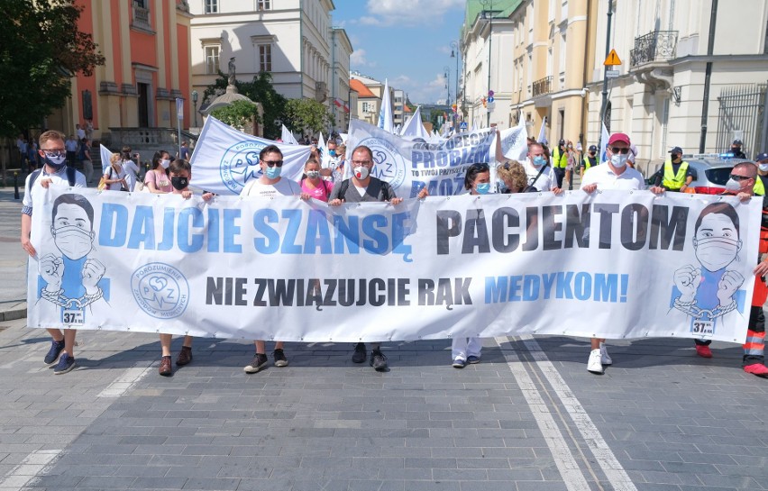 Warszawa: Protest medyków przeciwko zaostrzeniu kar za błędy medyczne [ZDJĘCIA, WIDEO] "Dajcie szansę pacjentom, nie związujcie rąk medykom"