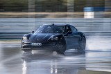 Rekord Guinnessa. Porsche Taycan driftem „wjeżdża” do Księgi Rekordów Guinnessa
