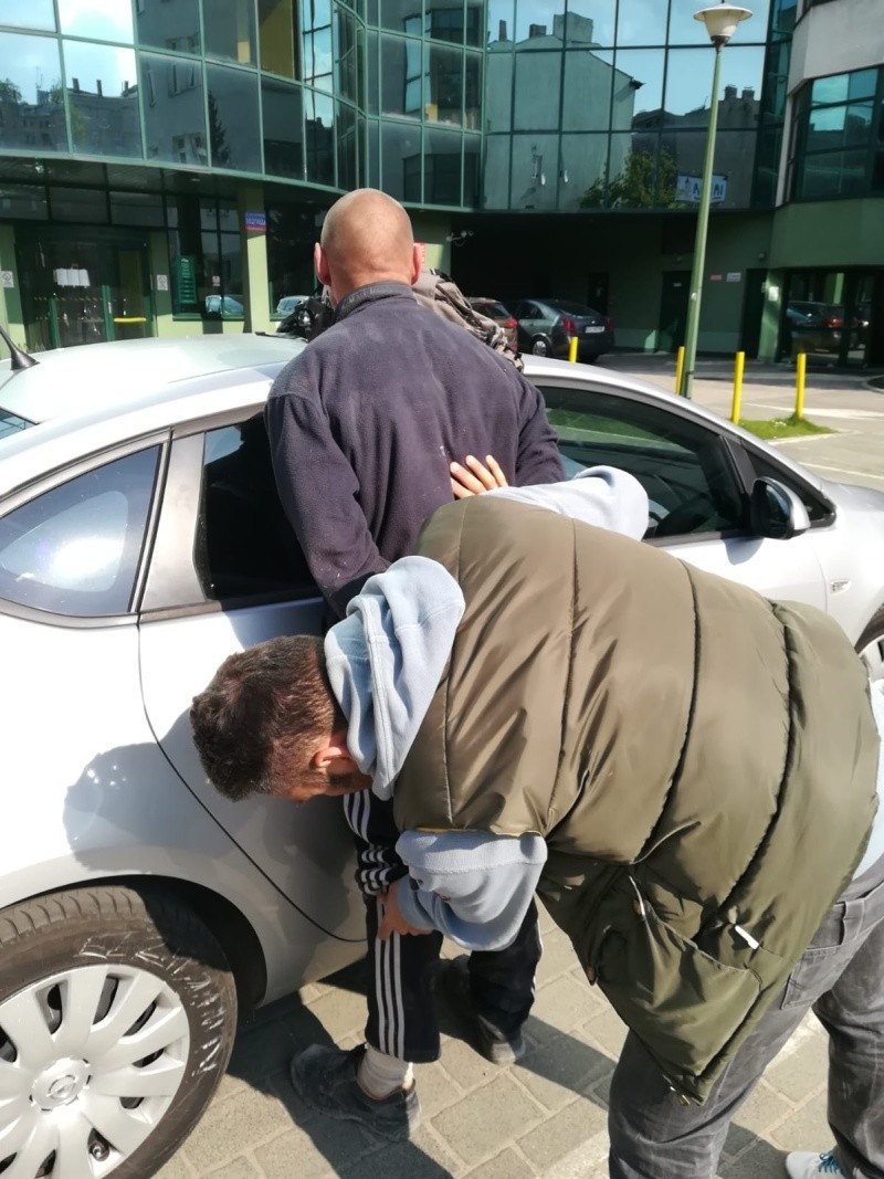 Rozbój na Bałutach! Wpadli do mieszkania, uderzyli nożem i zabrali pieniądze