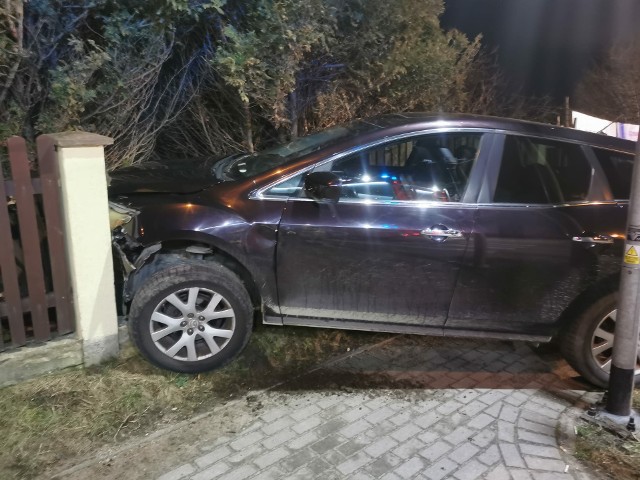 Auto wypadło z drogi wskutek nadmiernej prędkości.