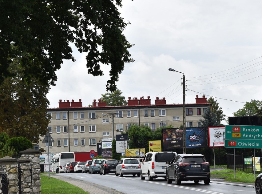 Zbliża się armagedon na drogach w Zatorze i okolicy. W długi weekend znów będą kilometrowe korki na dojazdach do parków rozrywki [ZDJĘCIA]