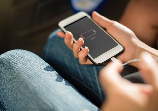 Co możemy zrobić, aby poprawić żywotność baterii w iPhonie i przedłużyć czas pracy na jednym ładowaniu? Oto 10 przydatnych porad, których na pewno dotąd nie znaliście. Zapraszamy do galerii.
